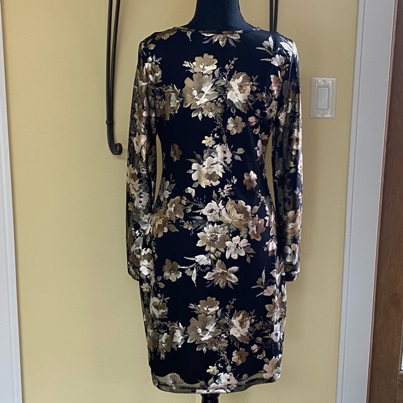 Le chateau dress - Picture 3 of 7